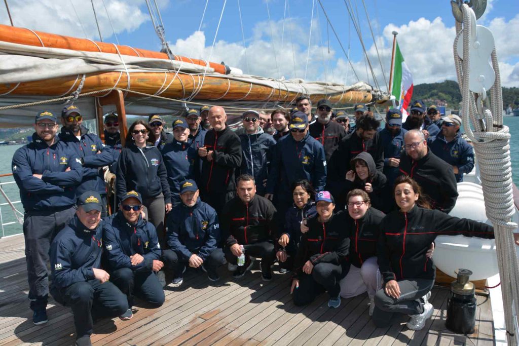 foto di rito con l'equipaggio di nave italia